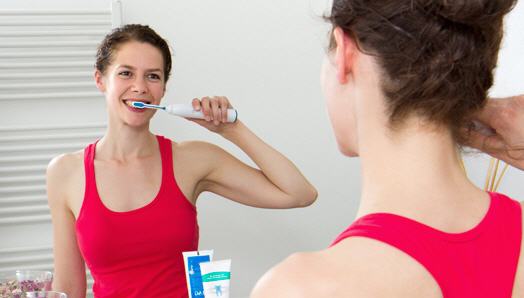 Die regelmäßige Verwendung der Emmi-dent Ultraschall-Zahnbürste bietet einen dreifachen Vorteil: